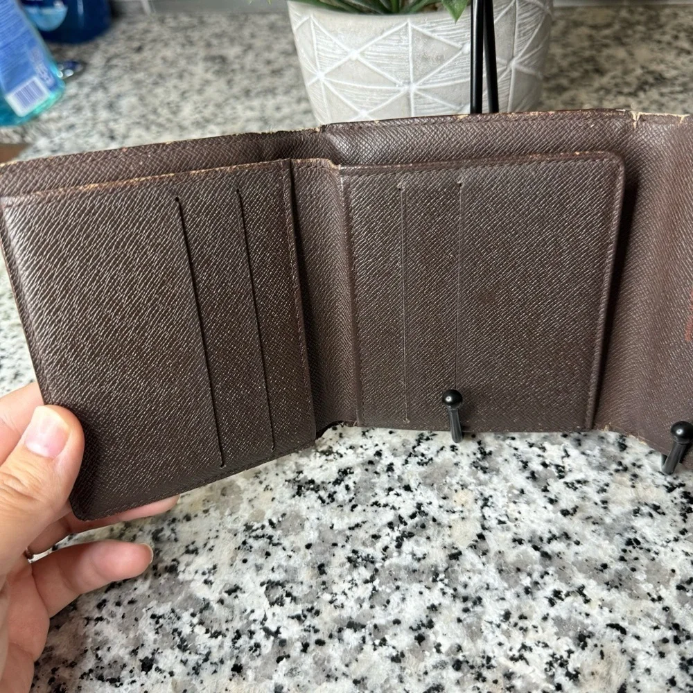 Louis Vuitton | Damier Portefeiulle Elise Bi Fold Compact Wallet SP0020